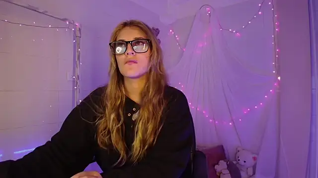 Snapshot of Giia_paiige18 chatting on October 31, 3:07 am Giia paiige18 online show from October 31, 3:07 am