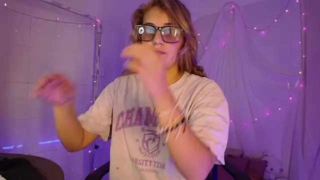 Snapshot of Giia_paiige18 chatting on November 14, 10:07 pm Giia paiige18 online show from November 14, 10:07 pm