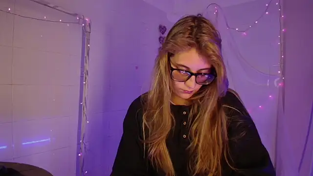 Snapshot of Giia_paiige18 chatting on November 15, 11:21 pm Giia paiige18 online show from November 15, 11:21 pm