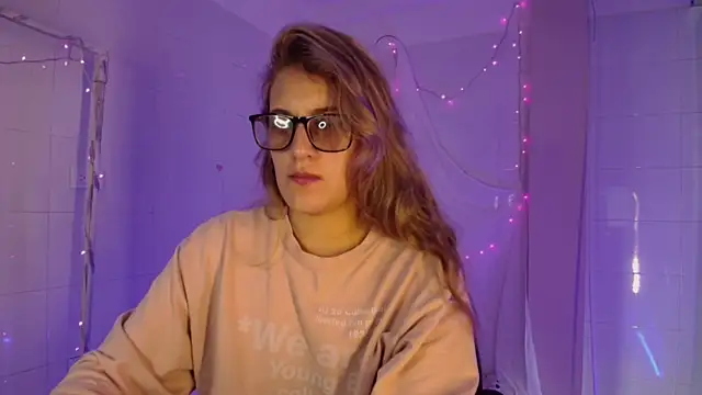 Snapshot of Giia_paiige18 chatting on December 4, 1:42 pm Giia paiige18 online show from December 4, 1:42 pm