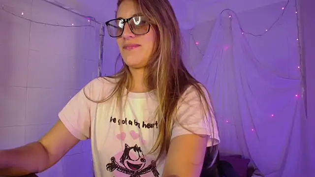 Snapshot of Giia_paiige18 chatting on December 15, 11:09 pm Giia paiige18 online show from December 15, 11:09 pm