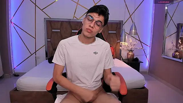 Snapshot of Gerony_ chatting on February 11, 5:05 am Gerony online show from February 11, 5:05 am