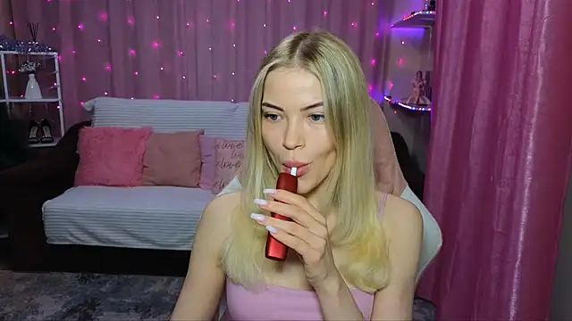 EmmyMills online show from December 2, 6:10 pm