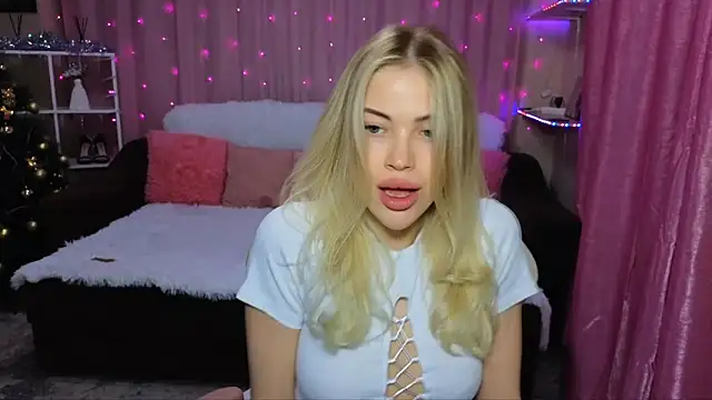 EmmyMills online show from December 8, 9:19 pm