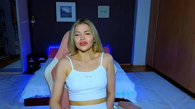 EmmyMills online show from March 9, 4:05 am