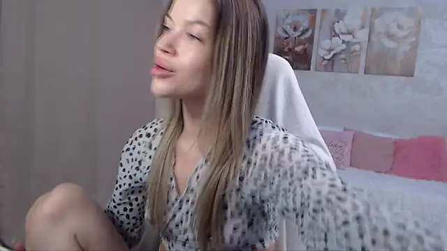 Snapshot of EmmyMills chatting on July 18, 9:07 pm EmmyMills online show from July 18, 9:07 pm