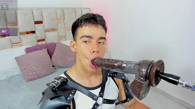 Snapshot of its_liam18 chatting on September 21, 12:01 am its liam18 online show from September 21, 12:01 am