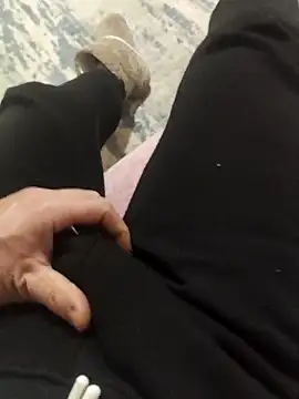 Snapshot of ssikerek23 chatting on December 18, 12:06 am ssikerek23 online show from December 18, 12:06 am