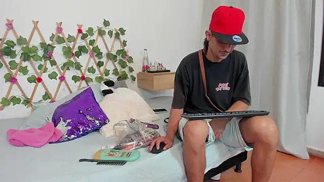 Snapshot of Zamu_1992 chatting on March 11, 4:43 am Zamu 1992 online show from March 11, 4:43 am