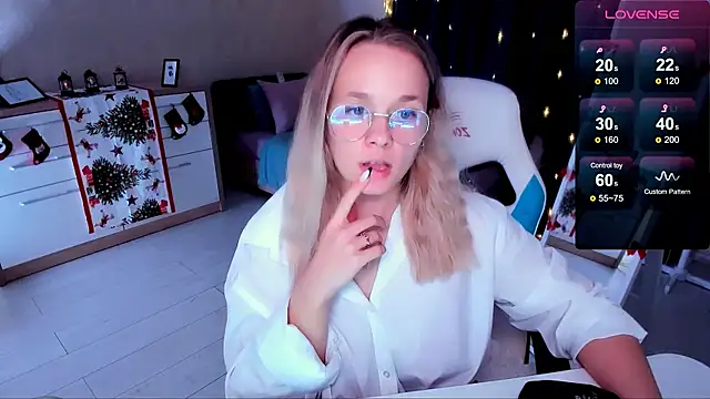 Snapshot of SherillBrill chatting on December 28, 1:49 pm SherillBrill online show from December 28, 1:49 pm