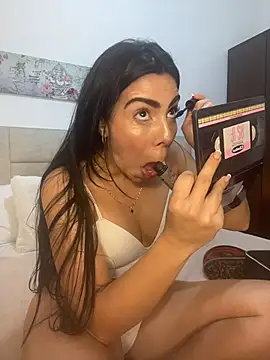 valecruz903 online show from October 4, 7:45 pm