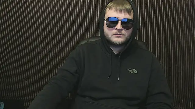 Snapshot of FindomDom chatting on February 3, 5:51 pm FindomDom online show from February 3, 5:51 pm