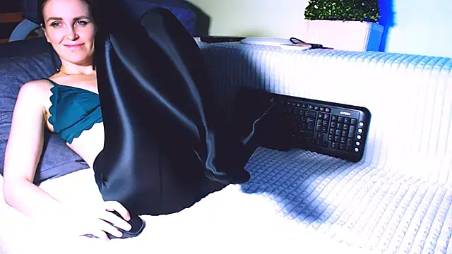 Lina Owl online show from December 14, 1:06 am