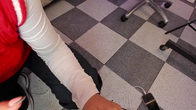 alessiaferry online show from April 22, 4:41 pm