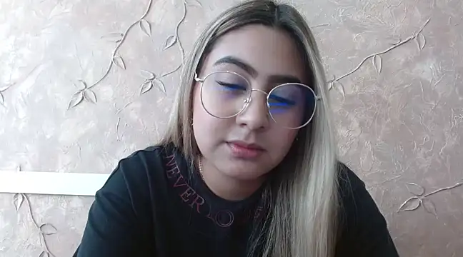 Snapshot of Miabonnett_ chatting on January 27, 4:43 pm Miabonnett online show from January 27, 4:43 pm