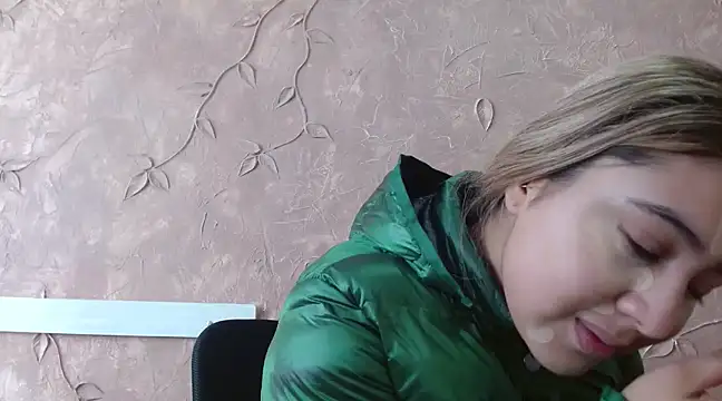 Snapshot of Miabonnett_ chatting on February 8, 1:11 pm Miabonnett online show from February 8, 1:11 pm