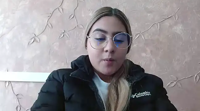 Snapshot of Miabonnett_ chatting on February 9, 1:46 pm Miabonnett online show from February 9, 1:46 pm