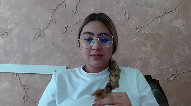 Snapshot of Miabonnett_ chatting on February 17, 4:26 pm Miabonnett online show from February 17, 4:26 pm