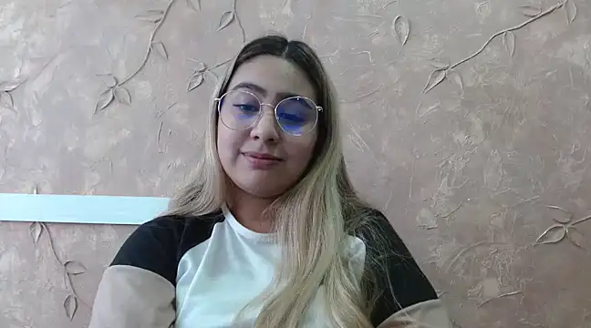 Snapshot of Miabonnett_ chatting on February 19, 6:10 pm Miabonnett online show from February 19, 6:10 pm