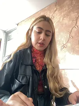 Snapshot of Miabonnett_ chatting on November 7, 12:05 pm Miabonnett online show from November 7, 12:05 pm