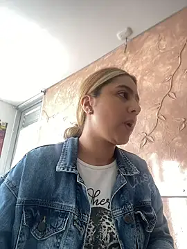 Snapshot of Miabonnett_ chatting on November 25, 12:16 pm Miabonnett online show from November 25, 12:16 pm