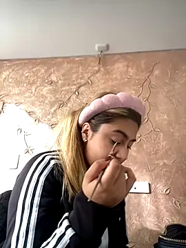 Snapshot of Miabonnett_ chatting on December 5, 12:25 pm Miabonnett online show from December 5, 12:25 pm