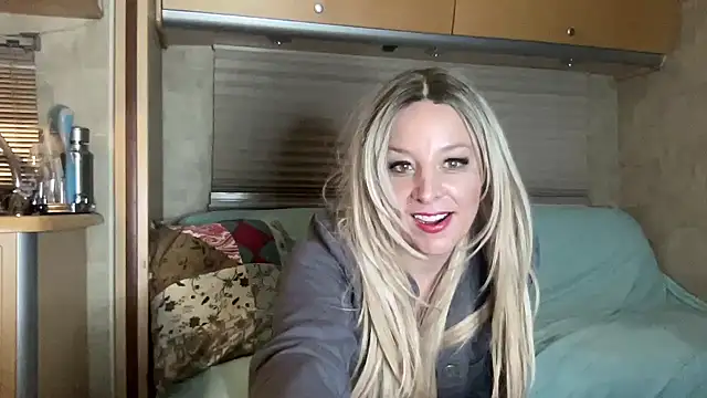 Snapshot of MonroeLoves chatting on December 15, 5:01 am MonroeLoves online show from December 15, 5:01 am