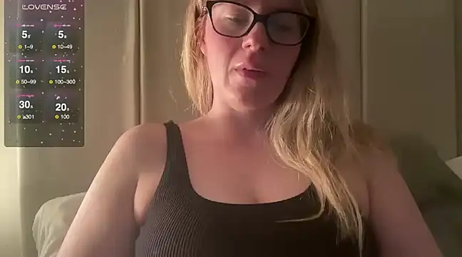 redheadrosie69 online show from March 3, 6:37 am