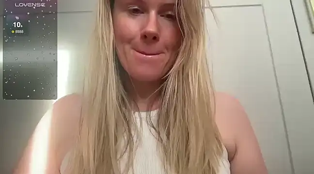 redheadrosie69 online show from March 4, 9:40 am