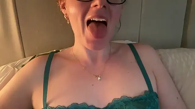 redheadrosie69 online show from January 18, 1:04 pm