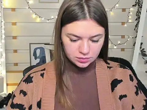 Josephine Kiss online show from November 25, 1:00 pm