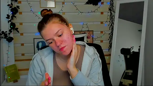 Josephine Kiss online show from April 25, 7:00 am