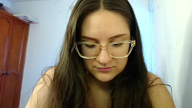 livgomez online show from October 18, 1:23 pm