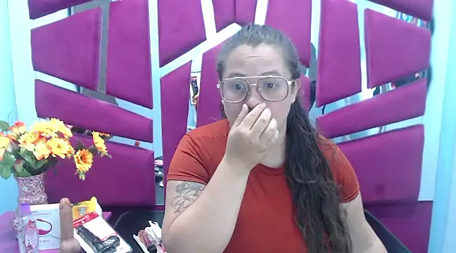 Snapshot of SaraThomso chatting on February 5, 3:02 am SaraThomso online show from February 5, 3:02 am