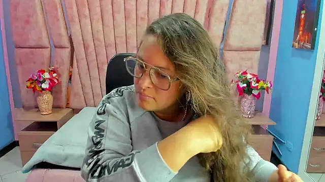 Snapshot of SaraThomso chatting on February 27, 3:25 am SaraThomso online show from February 27, 3:25 am