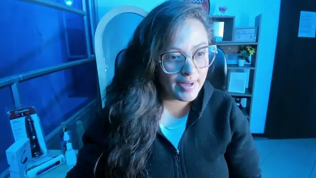 Snapshot of SaraThomso chatting on November 9, 3:27 am SaraThomso online show from November 9, 3:27 am