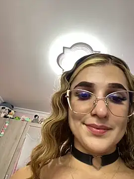 Snapshot of caroline_jonson chatting on December 14, 10:07 pm caroline jonson online show from December 14, 10:07 pm