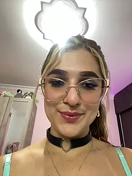 Snapshot of caroline_jonson chatting on December 15, 8:15 pm caroline jonson online show from December 15, 8:15 pm