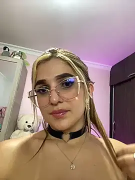 Snapshot of caroline_jonson chatting on December 15, 11:20 pm caroline jonson online show from December 15, 11:20 pm
