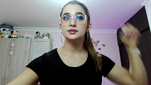 Snapshot of caroline_jonson chatting on December 19, 7:29 pm caroline jonson online show from December 19, 7:29 pm
