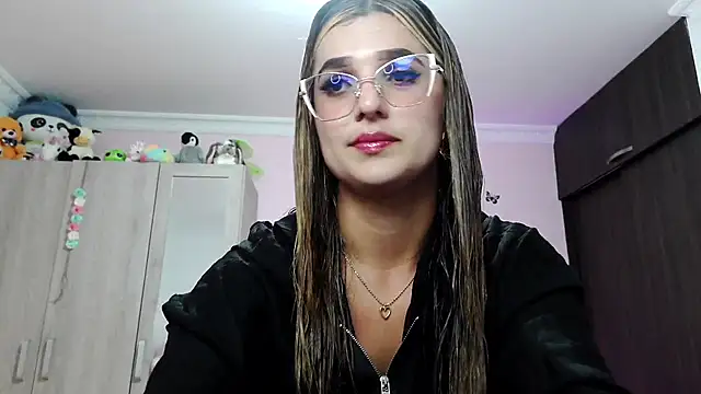 Snapshot of caroline_jonson chatting on January 3, 9:47 pm caroline jonson online show from January 3, 9:47 pm