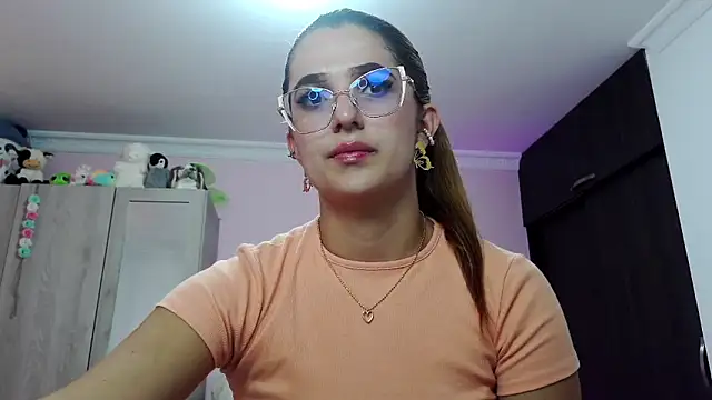 Snapshot of caroline_jonson chatting on January 15, 7:01 pm caroline jonson online show from January 15, 7:01 pm