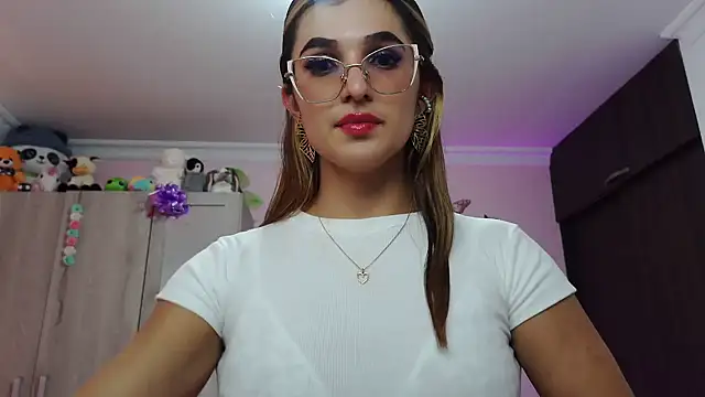 Snapshot of caroline_jonson chatting on March 18, 5:53 pm caroline jonson online show from March 18, 5:53 pm