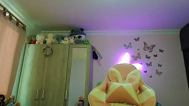 caroline jonson online show from April 21, 2:12 pm