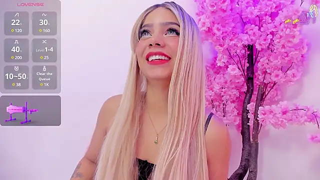 Snapshot of SenniaBella chatting on February 18, 1:44 pm SenniaBella online show from February 18, 1:44 pm