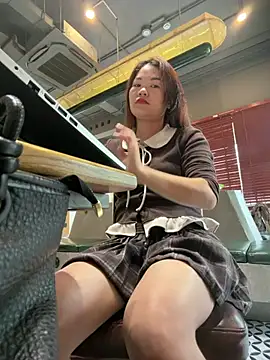 Snapshot of Emily_9xx chatting on February 28, 2:45 am Emily 9xx online show from February 28, 2:45 am