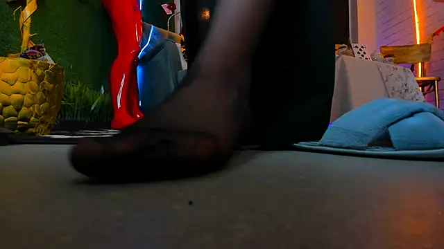 LolaLemona online show from December 12, 5:04 pm