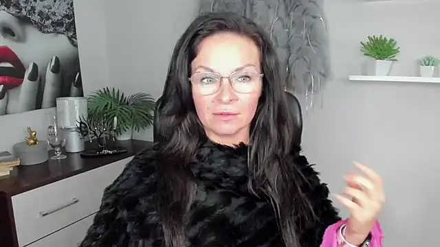 Snapshot of HelenLuxx chatting on December 18, 10:08 am HelenLuxx online show from December 18, 10:08 am