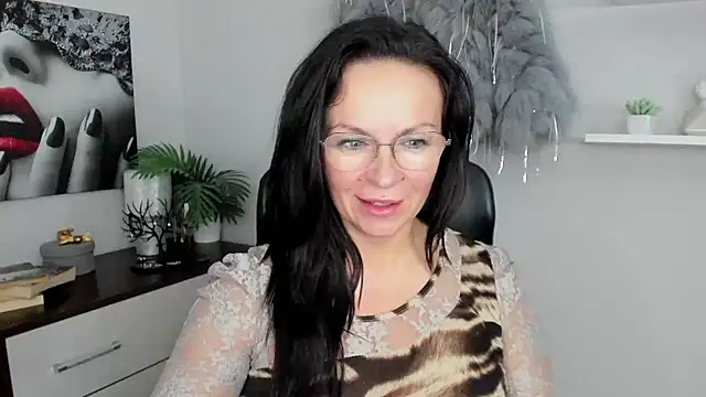 Snapshot of HelenLuxx chatting on January 23, 4:15 pm HelenLuxx online show from January 23, 4:15 pm