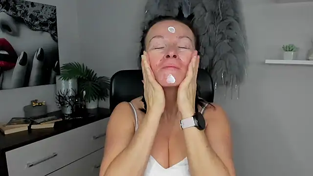 Snapshot of HelenLuxx chatting on January 26, 7:32 am HelenLuxx online show from January 26, 7:32 am